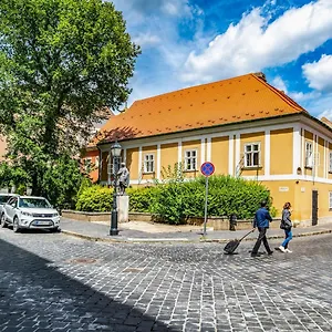 Academy Maďarsko
